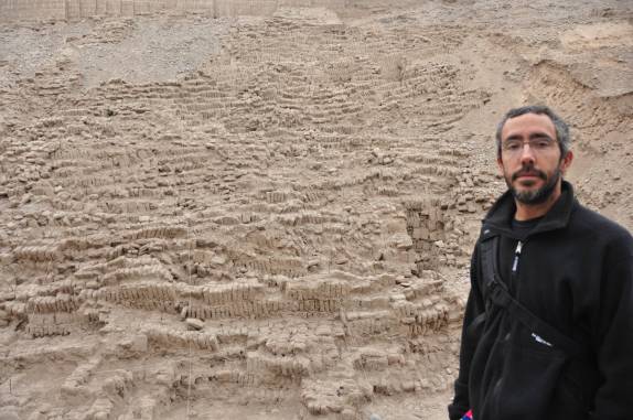 As ruínas da Huaca Pucllana antes de serem escavadas pelos arqueologistas (em Miraflores, bairro de Lima - Peru)